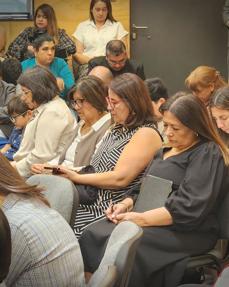 Congregación adorando con las manos levantadas