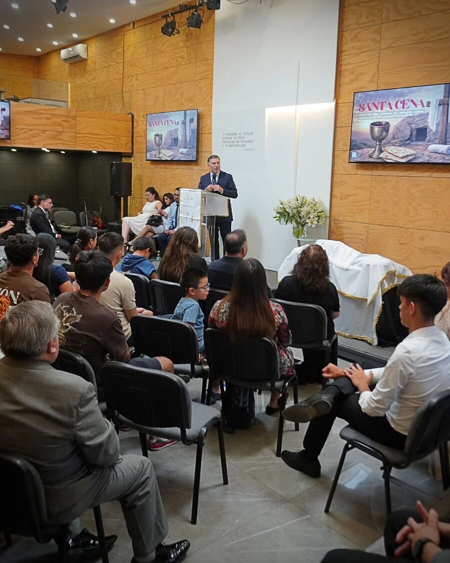 Hermanos reunidos en el culto