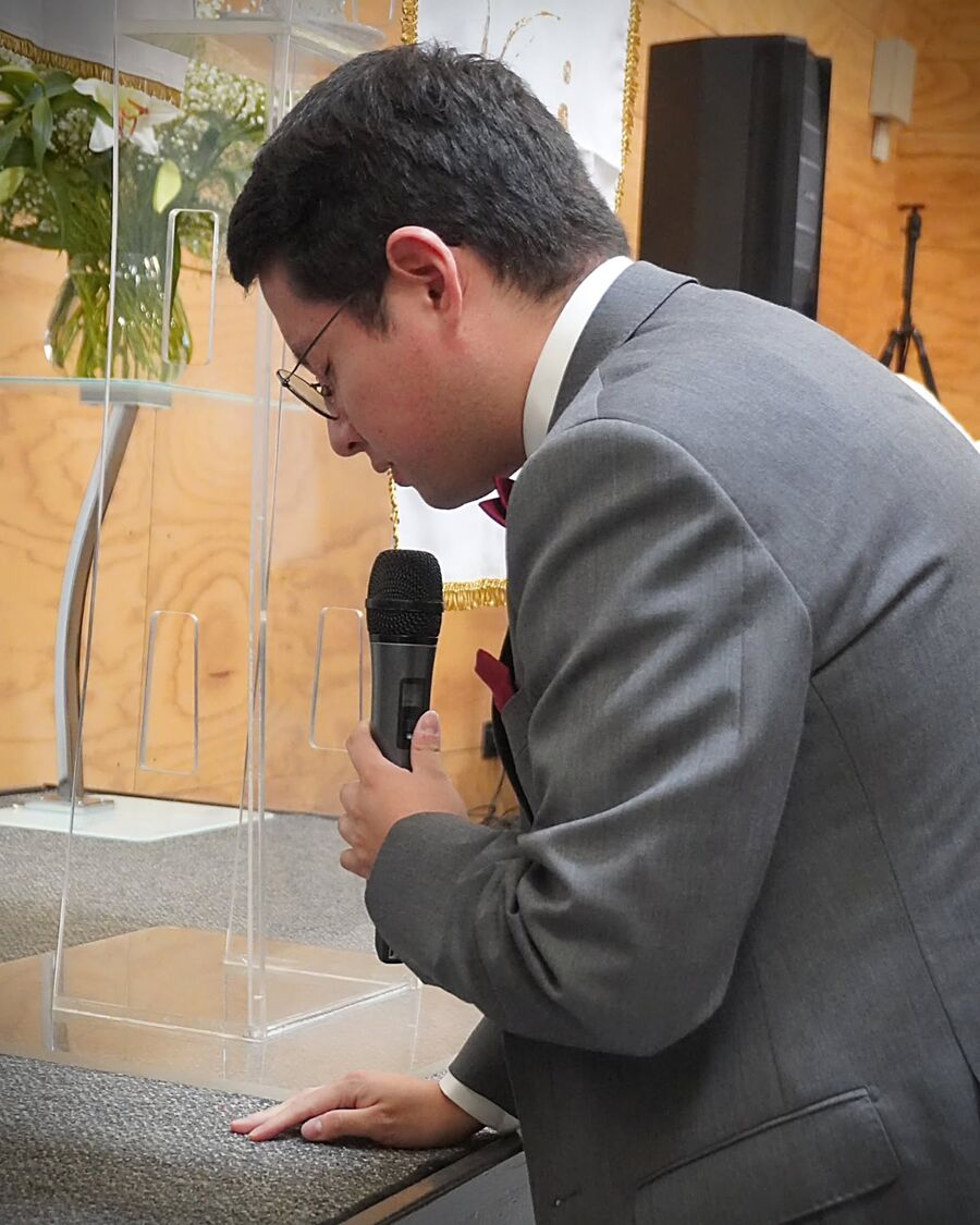 Joven participando en el culto