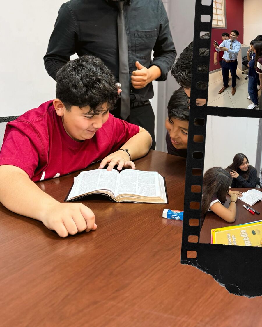 Niño de NP Kids leyendo la Biblia