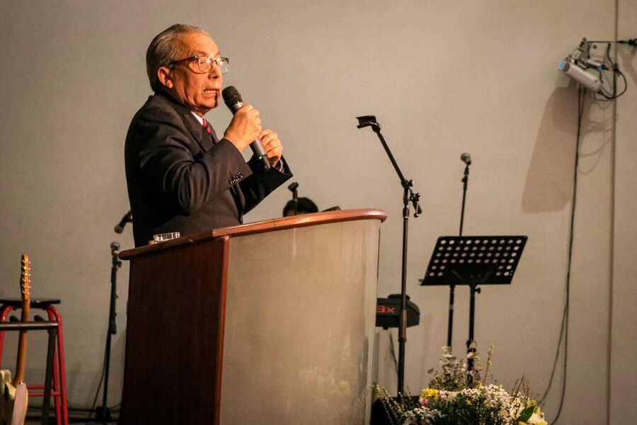 Pastor predicando